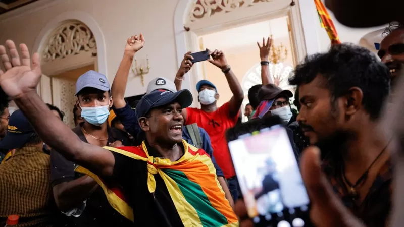 Sri Lanka: 3 preguntas para entender las violentas protestas que forzaron la huida del presidente