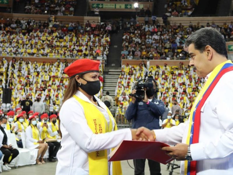 Maduro incorpora al sistema de salud a 2.199 médicos integrales comunitarios