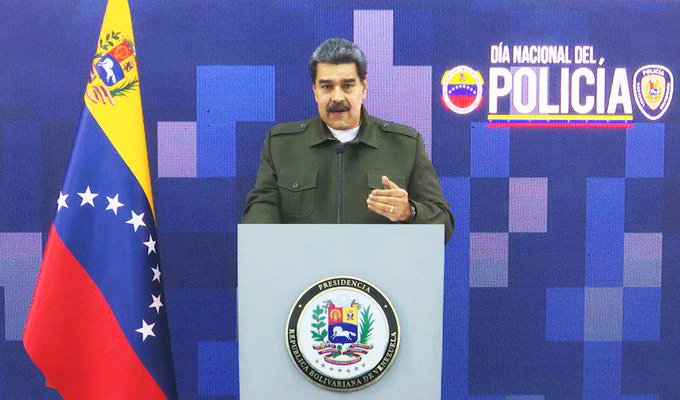 Maduro dice a policías que aún "hay amenazas desde Colombia" contra su gobierno
