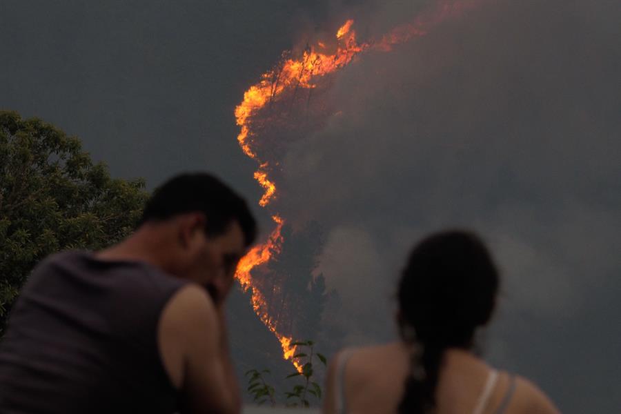Incendios forestales golpean el sur de Europa en medio de una ola de ...