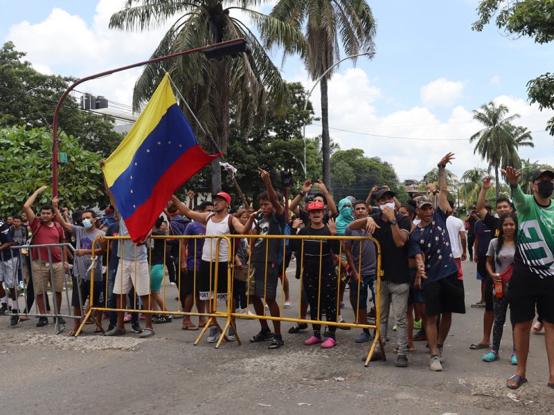 Migrantes bloquean calles para presionar permisos temporales en sur de México