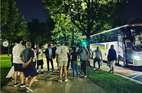 ONG alerta sobre incremento de envío de migrantes de Texas a Washington