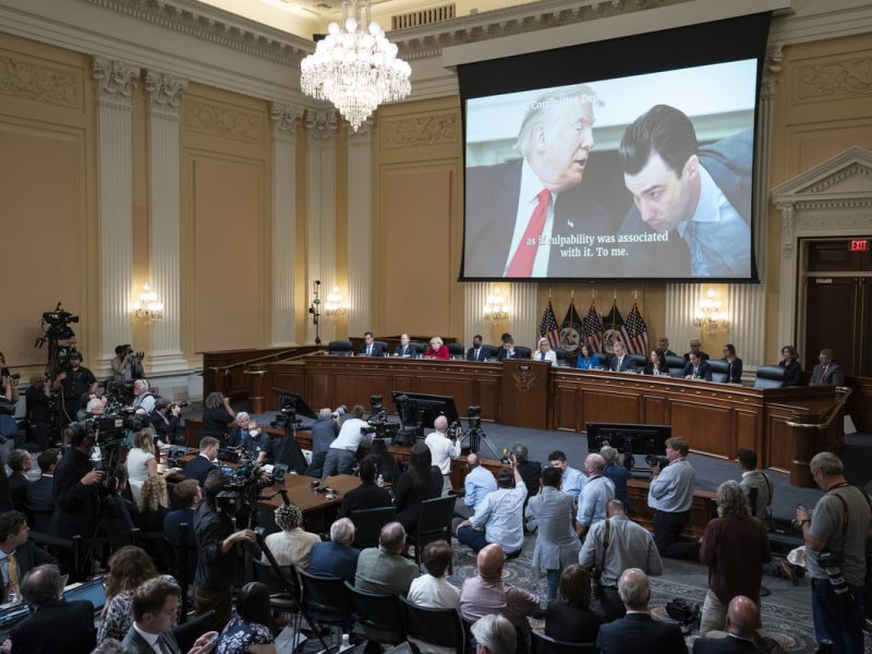 Revelaciones en el comité del 6 de enero atrapan a 17 millones de televidentes