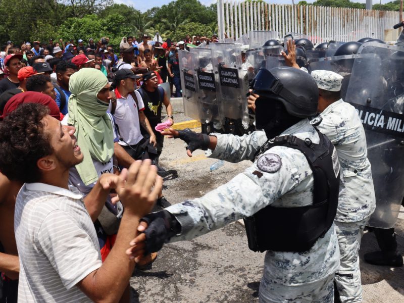 Caravana de migrantes ataca oficina en el municipio mexicano de Huixtla