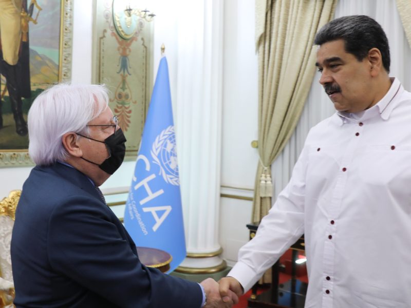 Nicolás Maduro se reúne en Caracas con el jefe humanitario de la ONU