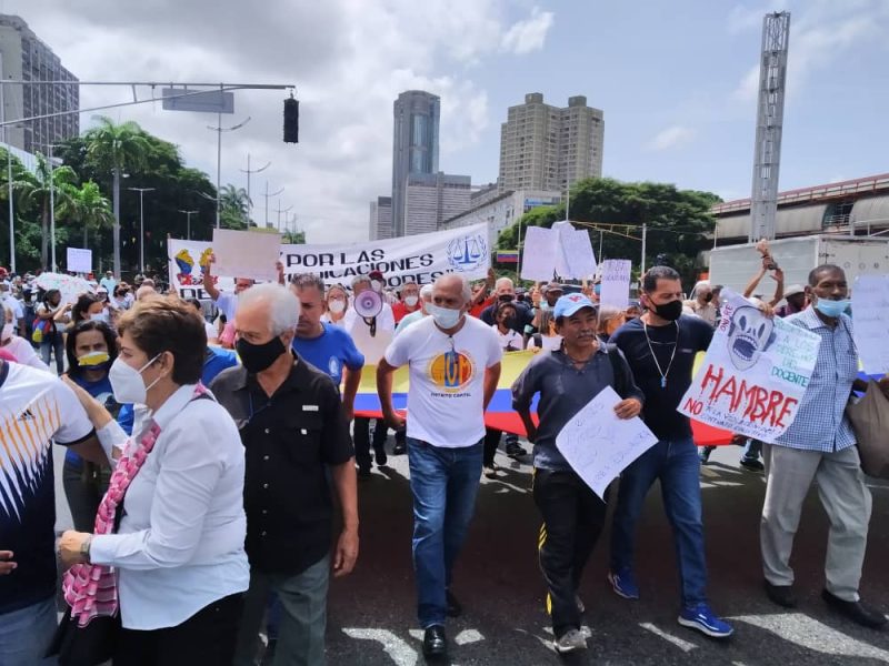 "Nos quitaron nuestros salarios y beneficios", dice jubilada en protesta de las ollas vacías