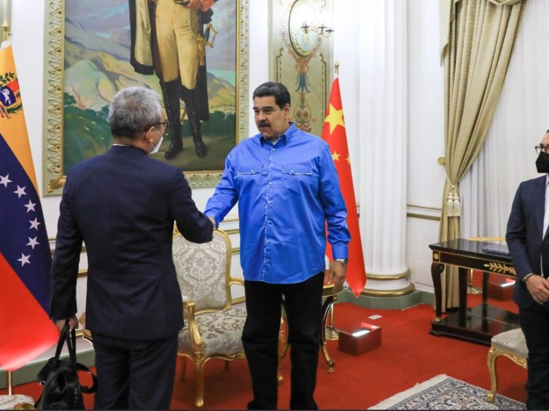 Maduro impulsa ley de zonas económicas especiales ante representante de China