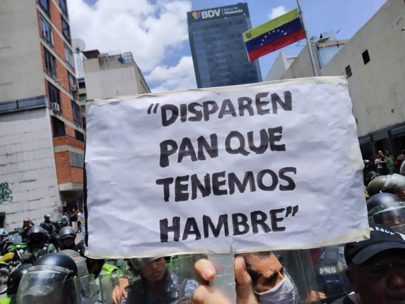 "Quiero que me paguen lo que valgo", claman trabajadores en protesta frente al Ministerio de Educación