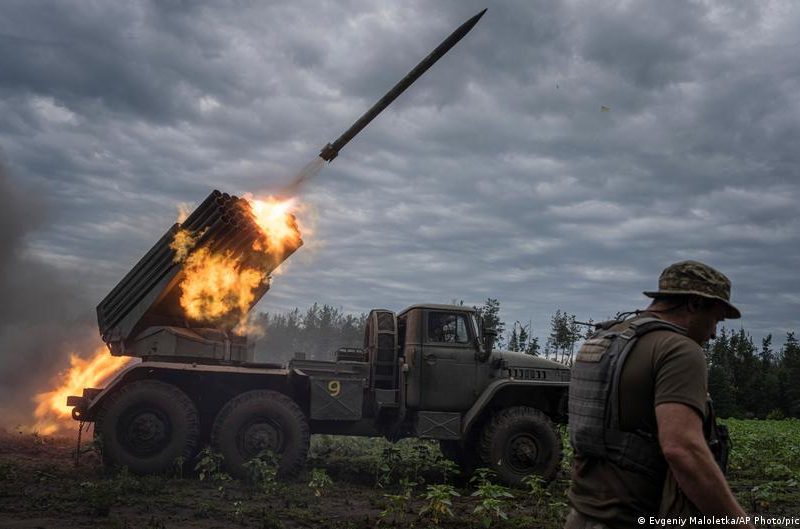 Rusia ataca distintos puntos del Donbás y Zelenski pide más armas