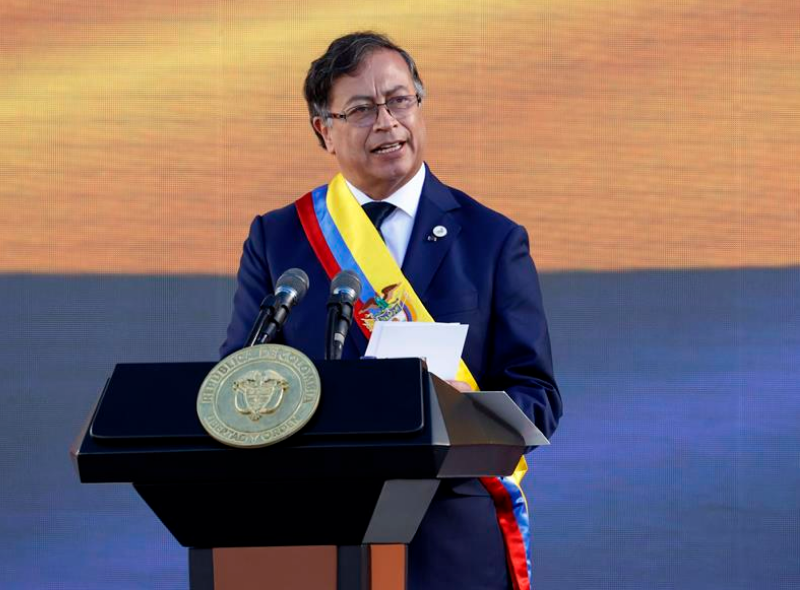 Petro: "Convocamos a todos los armados a dejar las armas"