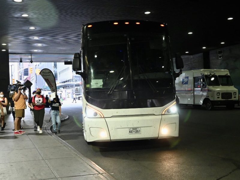 Familias migrantes que llegaron en autobuses a Nueva York recibirán ayudas por hijos