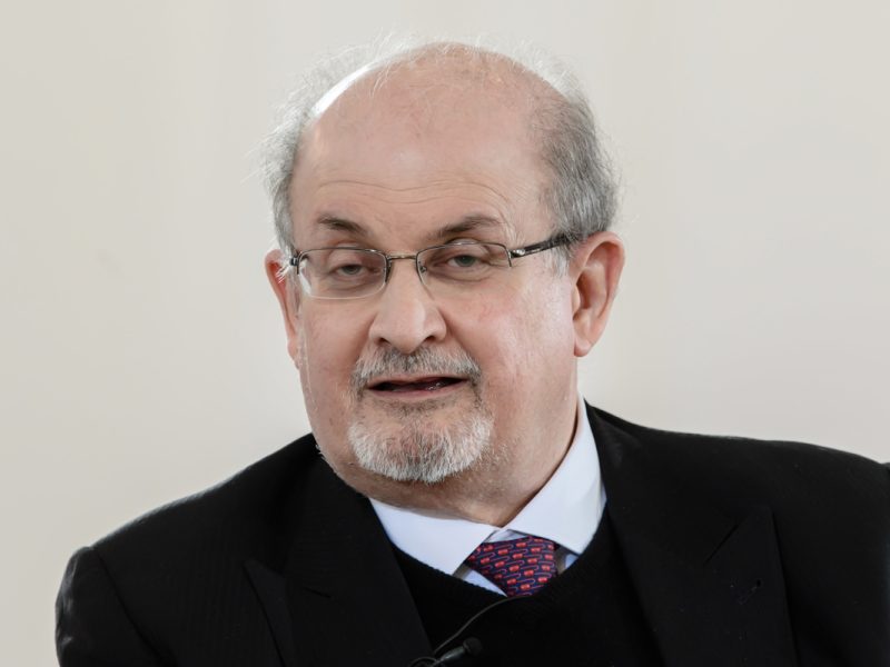 Salman Rushdie fue agredido antes de intervenir en un debate sobre ciudades de asilo