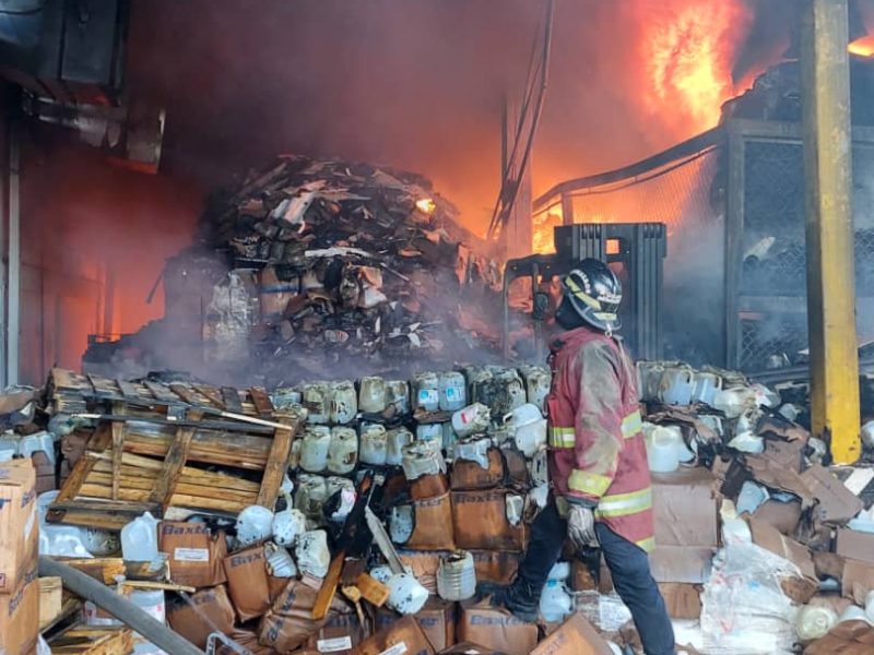 Controlan incendio en depósitos del Ministerio de la Salud en Antímano