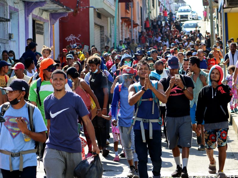 Caravana con 500 migrantes parte de la frontera sur de México rumbo a EEUU