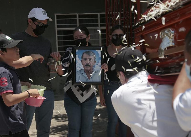 Sepelio de periodista mexicano Fredid Román se hace bajo resguardo policial