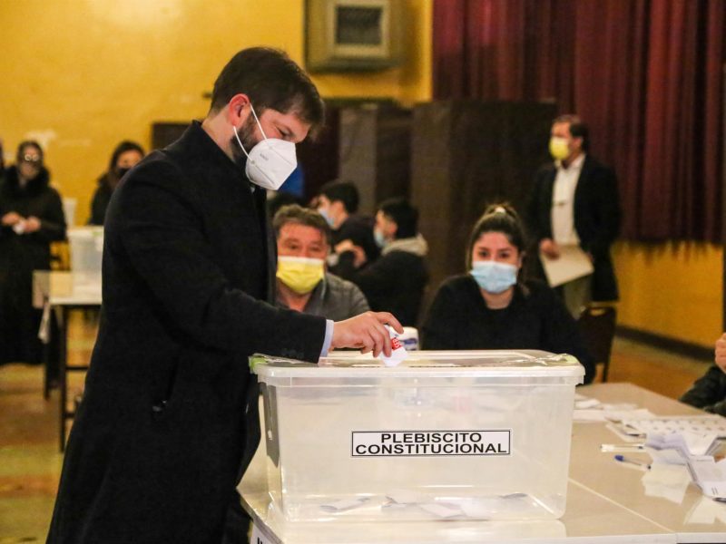 Boric promete convocar una "amplia unidad nacional" tras votar en plebiscito