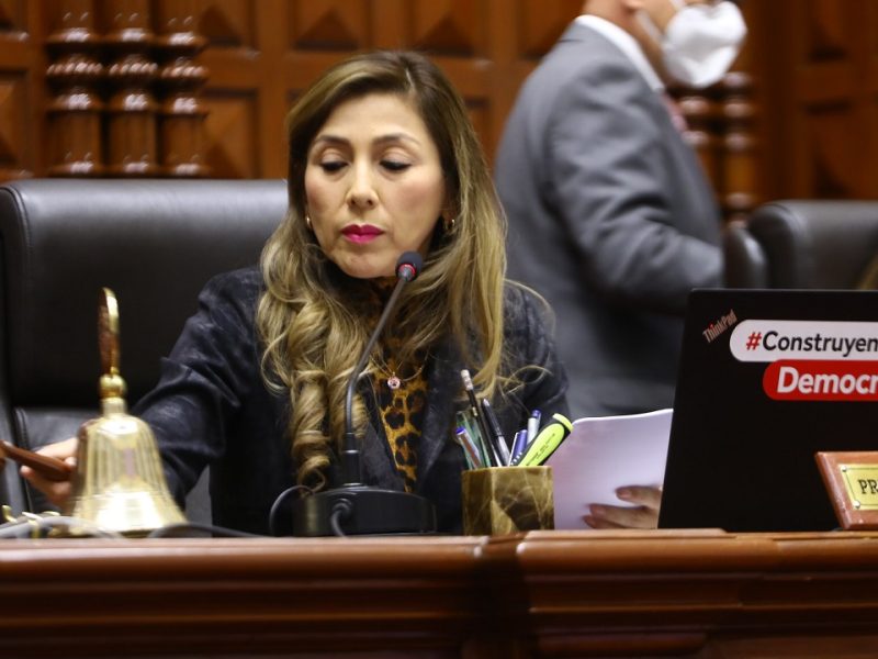 Congreso peruano destituye a su presidenta por concertar leyes con su partido