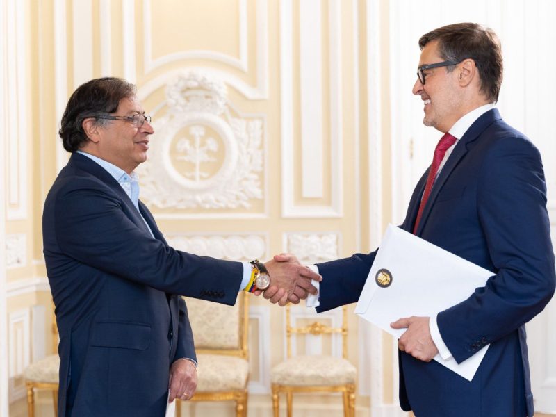 Gustavo Petro recibe cartas credenciales del embajador venezolano Félix Plasencia