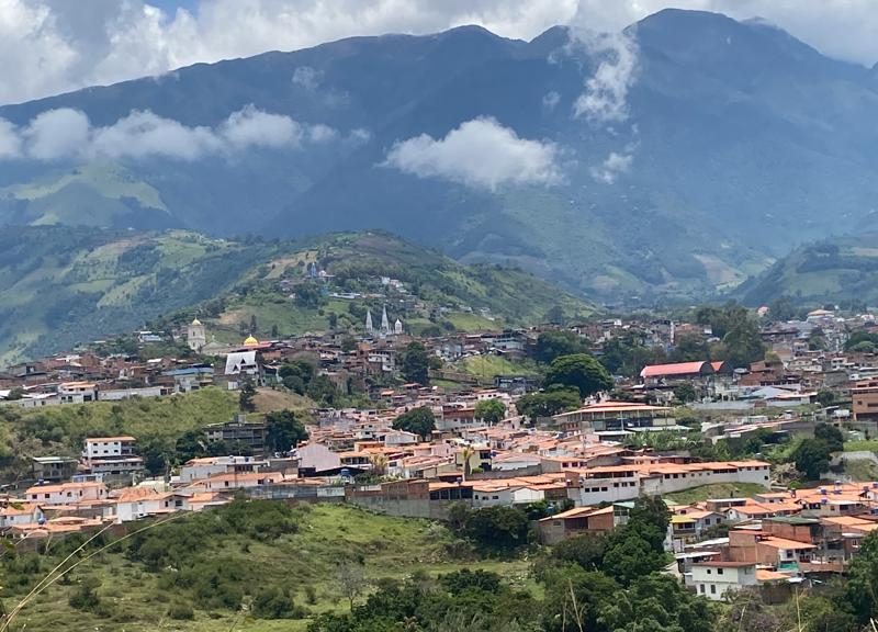 Dan con un rastro de las familias buscadas en montañas de La Grita