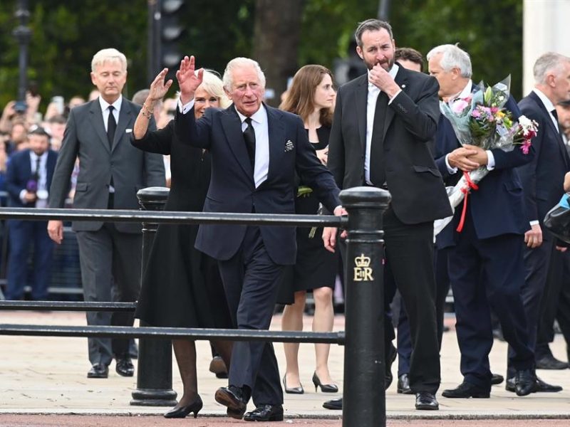 Carlos III muestra una imagen cercana al saludar a admiradores en Buckingham