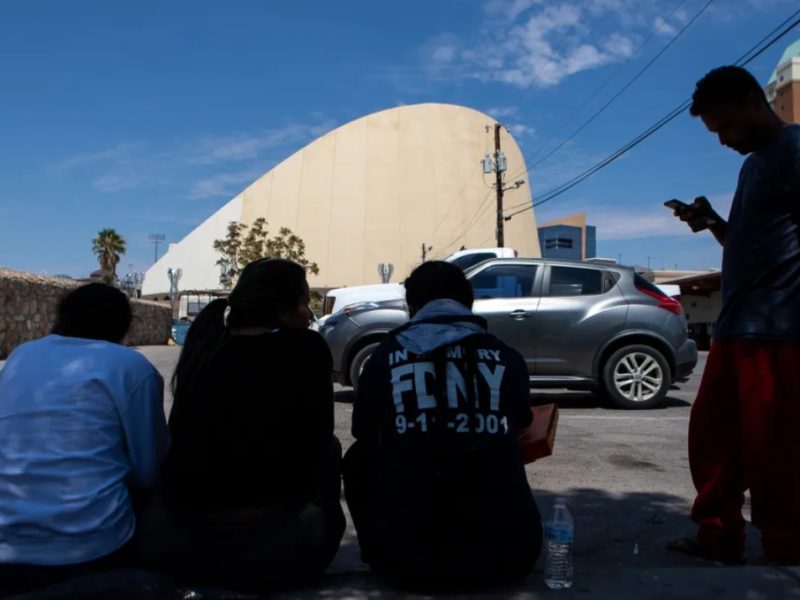 Liberan a cientos de migrantes venezolanos en calles de El Paso, Texas
