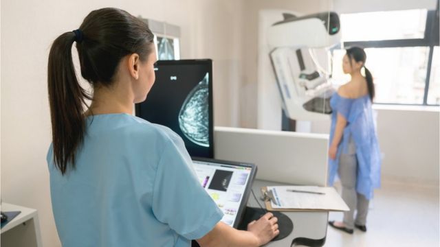 Una mujer se somete a una mamografía.
