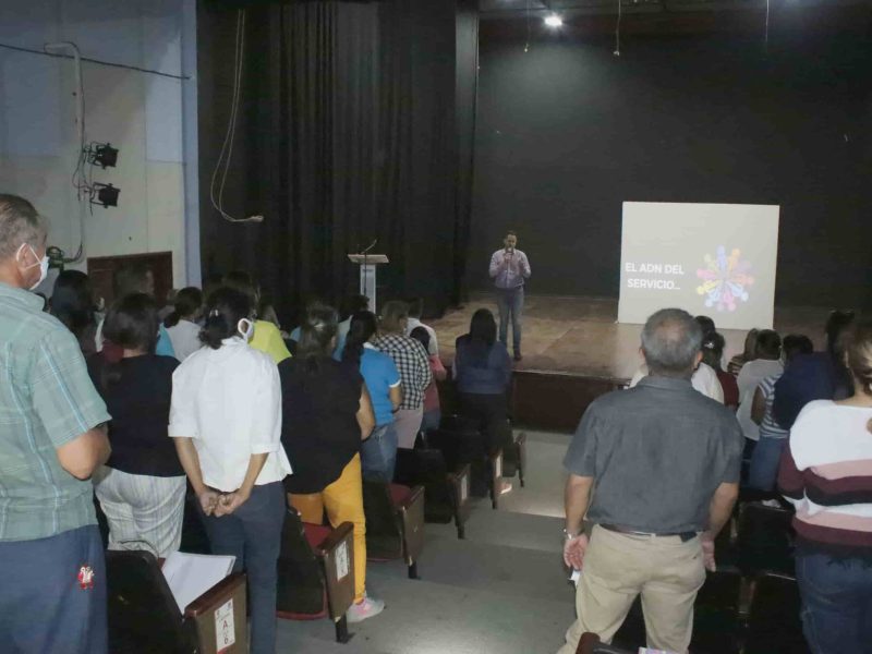 Directores de 110 planteles educativos participan en taller de liderazgo y servicios