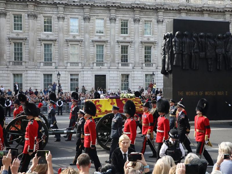 Ciudadanos entran a rendir tributo a Isabel II en su capilla ardiente