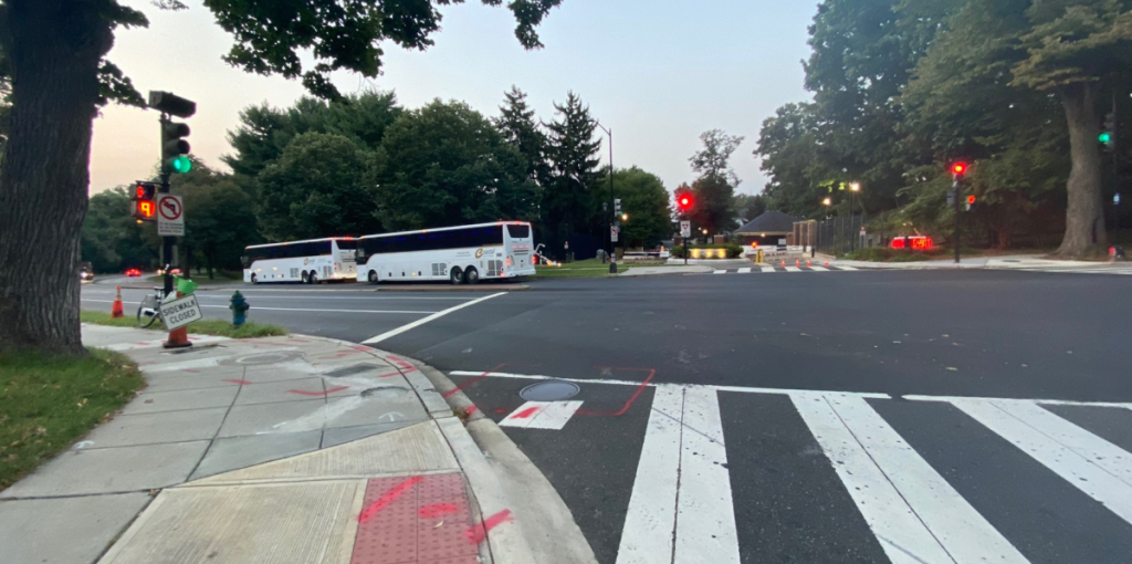 Abbott envía migrantes a la casa de Kamala Harris en Washington DC