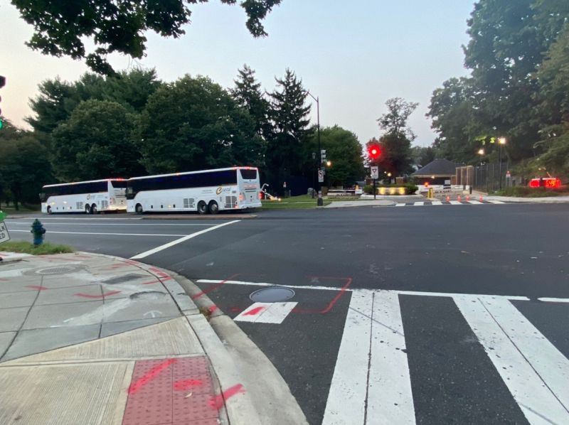 Abbott envía migrantes a la casa de Kamala Harris en Washington DC