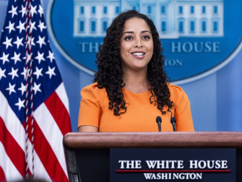 Una venezolana encabezó rueda de prensa diaria de la Casa Blanca que se dio en español