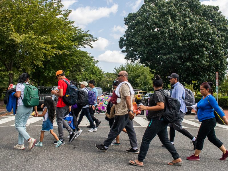 Migrantes venezolanos caminan por las calles de Washington DC