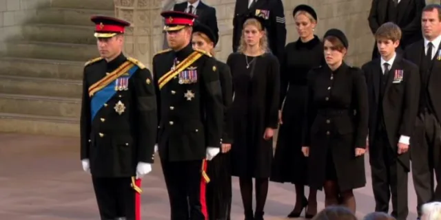 Guillermo y Harry, en uniforme militar, acompañan restos de Isabel II