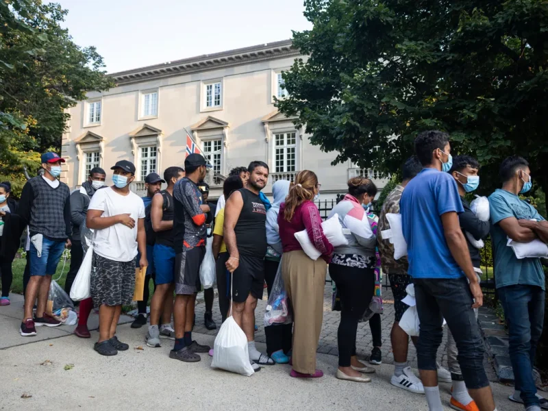 Texas envía otro bus con migrantes venezolanos a la residencia de Kamala Harris