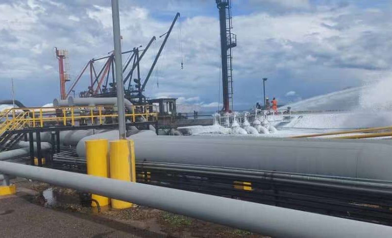 Se incendia buque petrolero en puerto de Guaraguao, en Anzoátegui