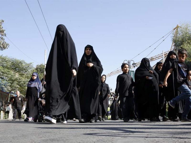 Irán: Policía dispersa con gas lacrimógeno manifestación tras muerte de joven mujer