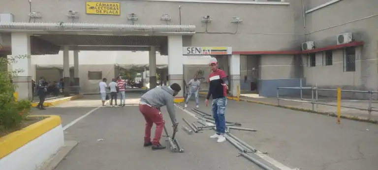 Reapertura de la frontera: retiran barandas de la aduana de San Antonio del Táchira