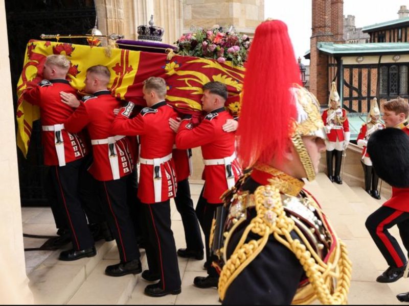 Termina funeral público de reina Isabel II con el descenso de su féretro a la cripta real en Windsor