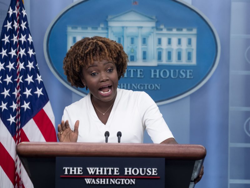 Casa Blanca alerta ante nuevo traslado de migrantes hacia residencia de Biden