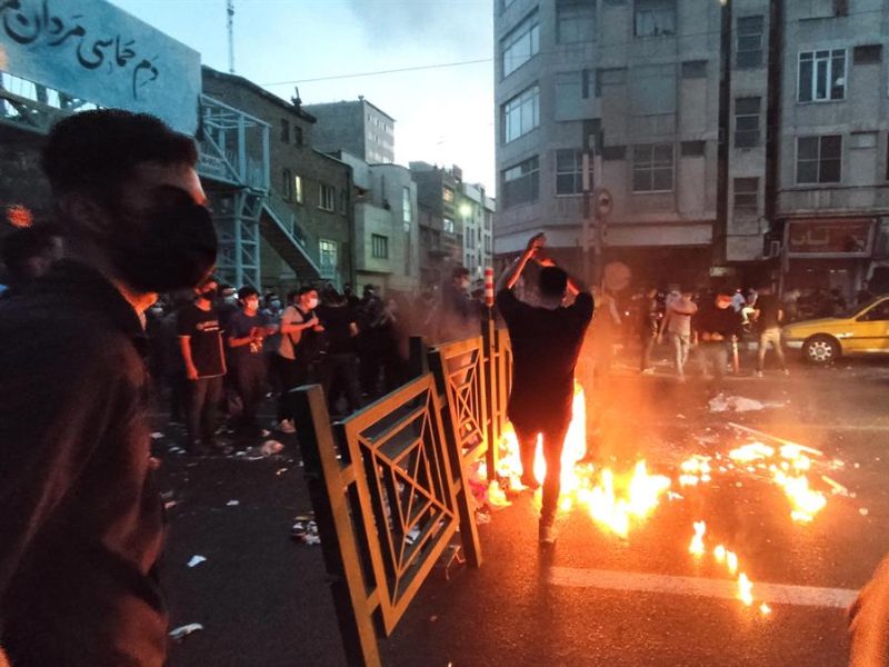 Protestas por Masha Amini causan 17 muertos Irán, según la televisión estatal