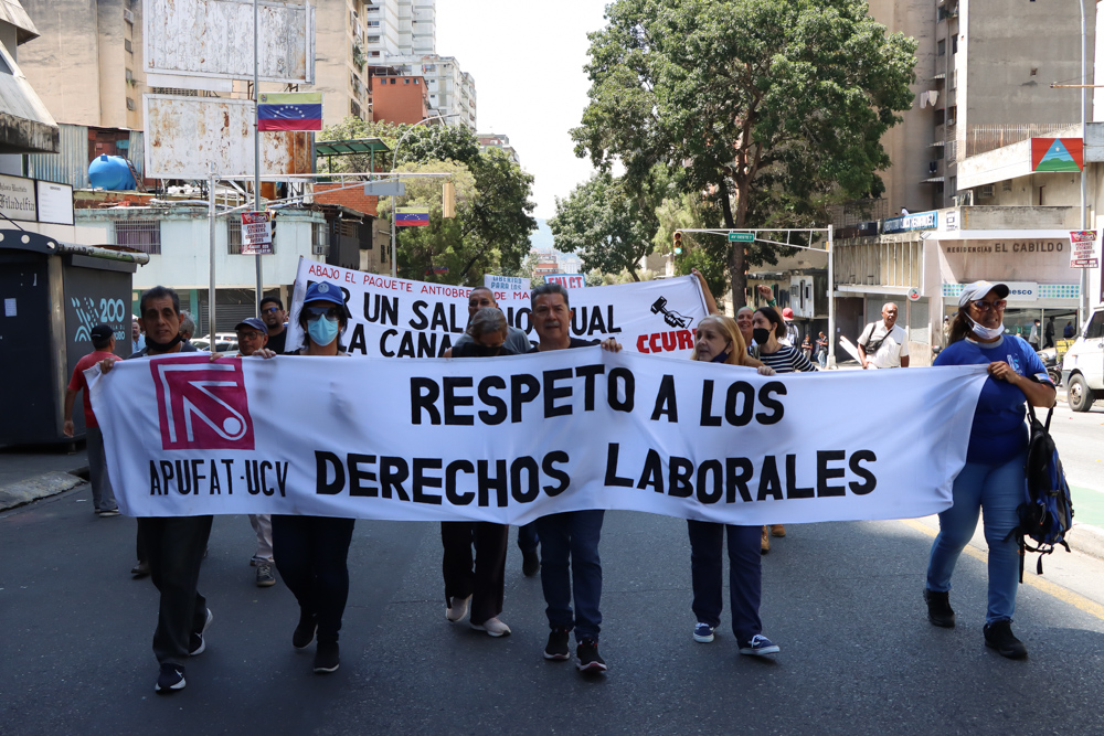 Trabajadores públicos y jubilados se movilizan hacia el TSJ
