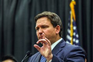 Gobernador de Florida está "orgulloso" de poner la crisis migratoria en primer plano