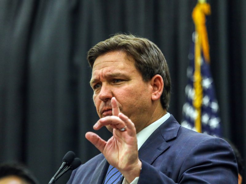Gobernador de Florida está "orgulloso" de poner la crisis migratoria en primer plano