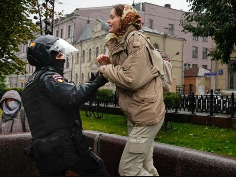 Nuevas protestas contra la movilización parcial dejan más de 700 detenidos en Rusia