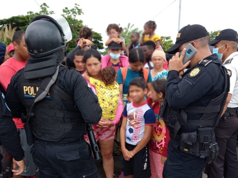 Guatemala identifica 400 migrantes que llegaron a su territorio durante la madrugada