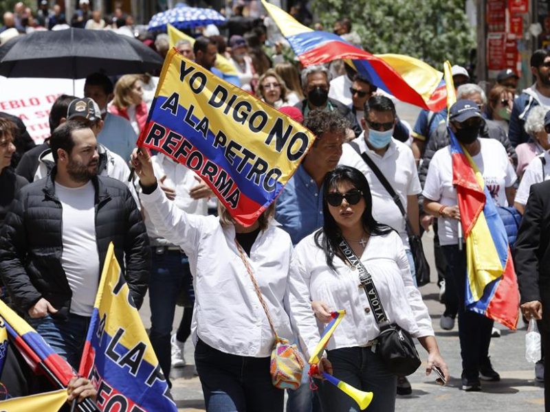 Colombianos protestan por primera vez contra el Gobierno de Petro