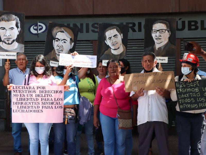 Familiares de presos políticos protestan en el Palacio de Justicia este 26 septiembre