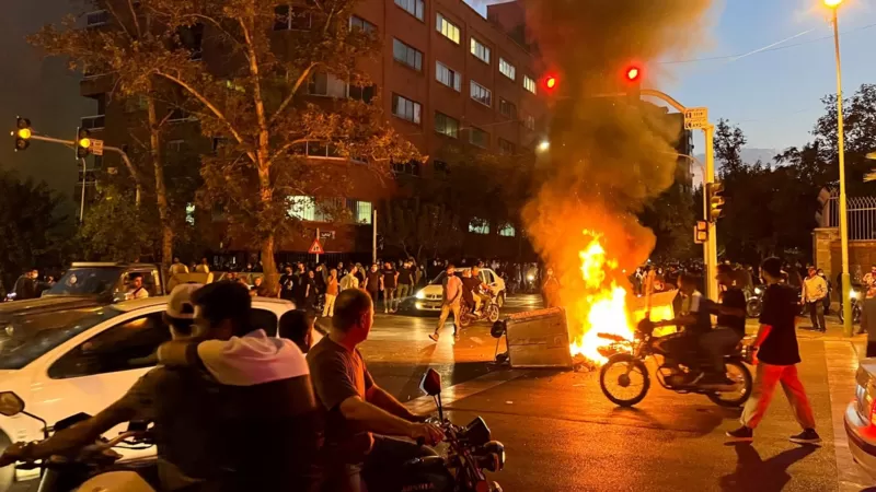 "Dijeron que si no nos callábamos nos violarían": los testimonios de las protestas que dejan decenas de muertos en Irán