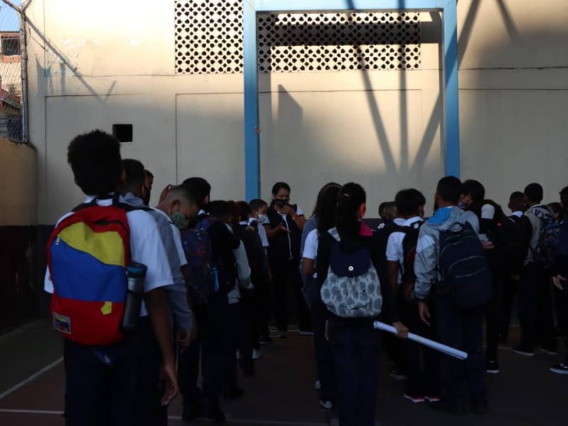Regreso a clases en medio de carencias y fallas eléctricas este 3 de octubre
