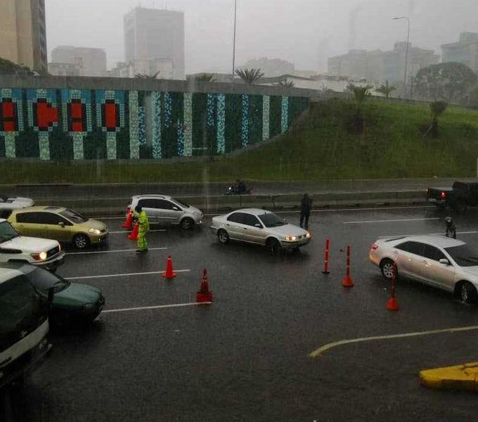 Se detiene tránsito en la Francisco Fajardo por anegación del distribuidor Altamira